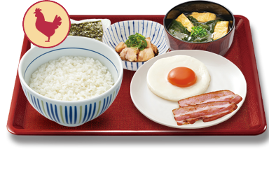 目玉焼き鶏小鉢ベーコン朝食