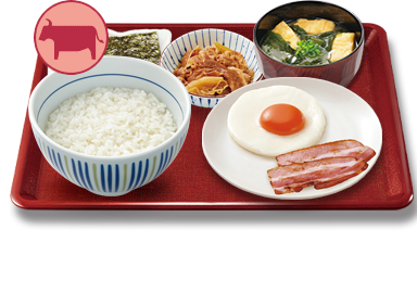 目玉焼き牛小鉢ベーコン朝食