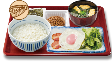 目玉焼き納豆ベーコン朝食